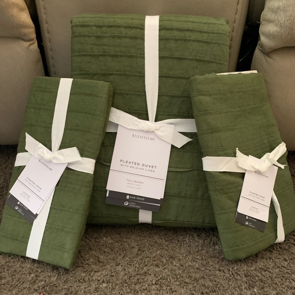 Green Pleated Duvet with Belgian Linen